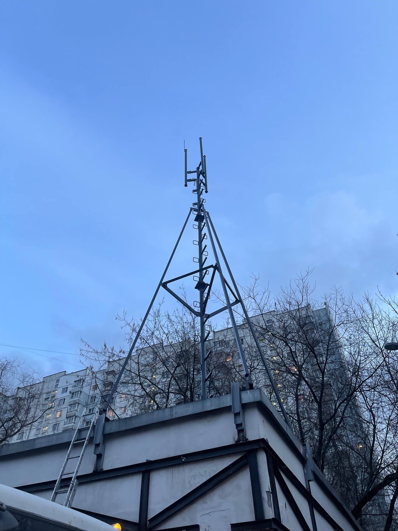 Установленная металлическая антенна на Изумрудной улице в Москве